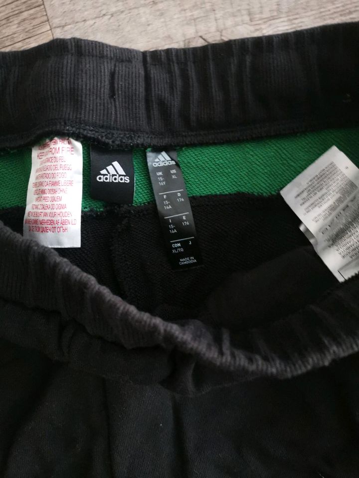 Adidas kurze Hose Gr. 176 in München