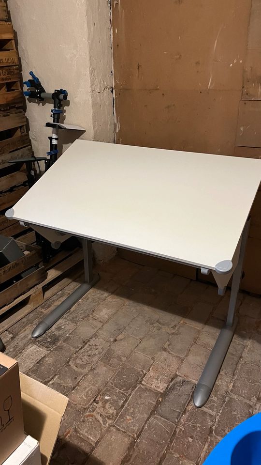Tisch / Kindertisch, kippbar, hochwertig, sehr stabil, wie neu in Landau in der Pfalz