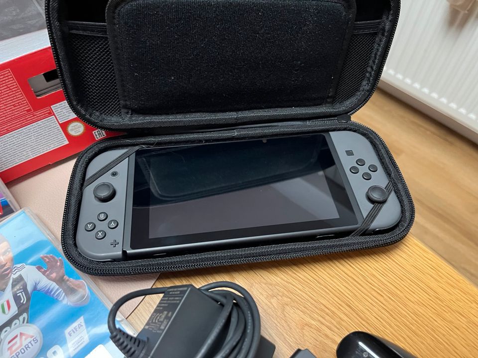 Nintendo Switch Konsole mit Fifa 19 und Fifa 20 in Eschborn