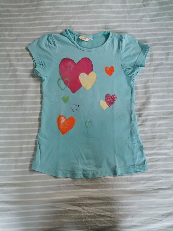 Kinder T-Shirts 5er Set Gr. 122/128 in Magdeburg