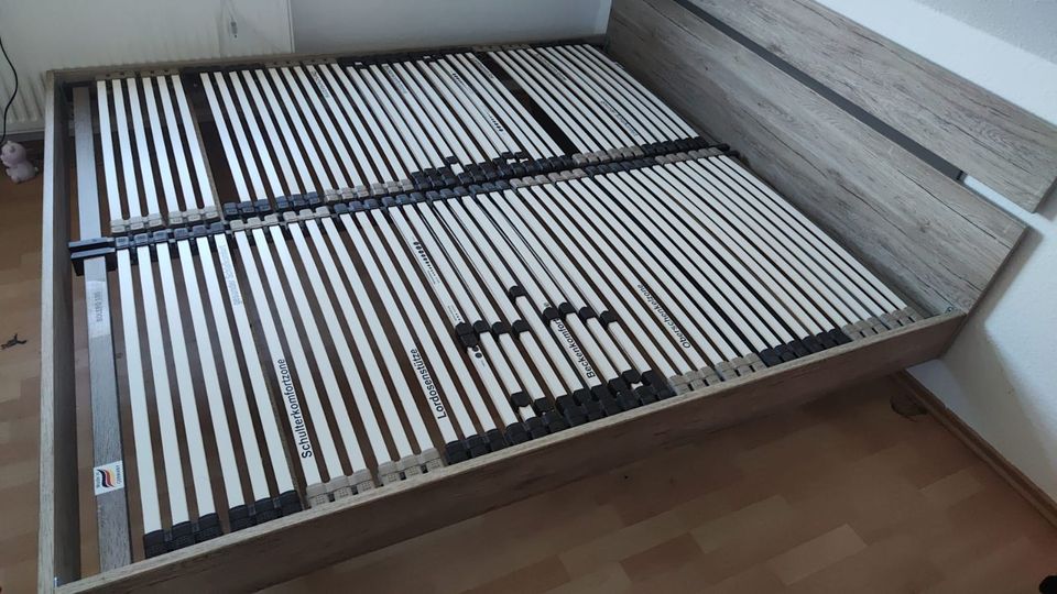 Bett 180x200 mit verstellbaren Lattenrosten in Esens