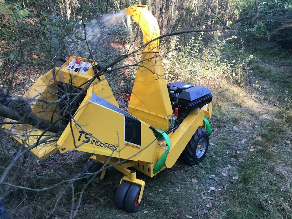 Verleih Großhäcksler - bis 11cm -  m. Benzinmotor; selbstfahrend in Krauschwitz