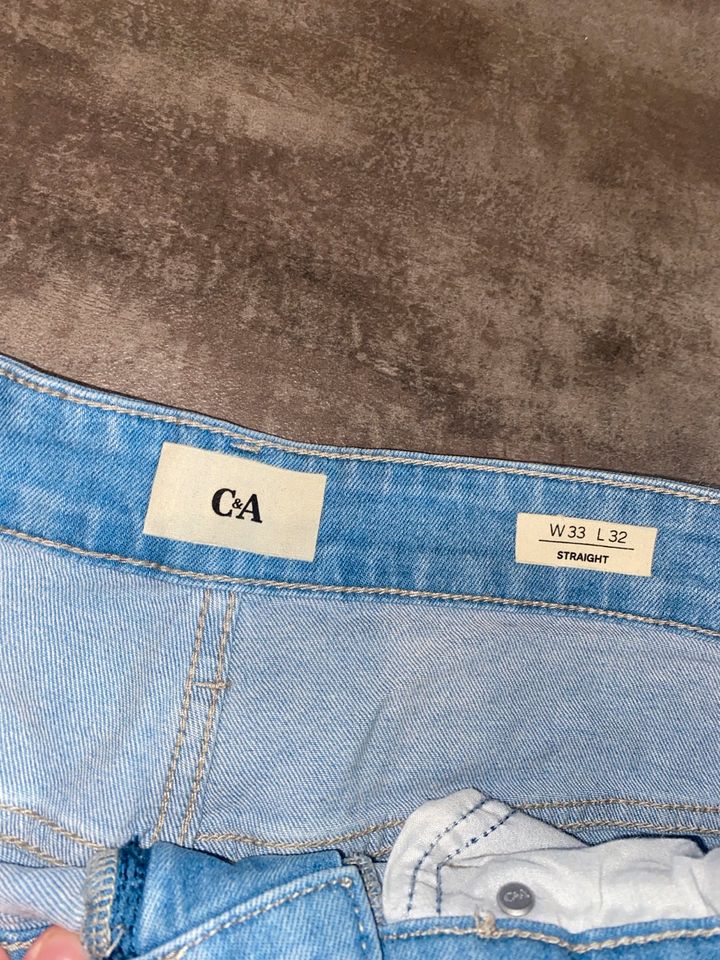 Jeans denim 33/32 hellblau Straight neuwertig in Oberhausen