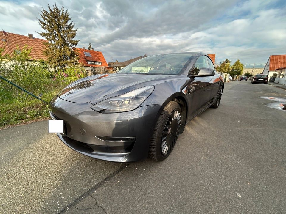 Tesla Model 3 Performance Allradantrieb 8x Bereift in Baiersdorf