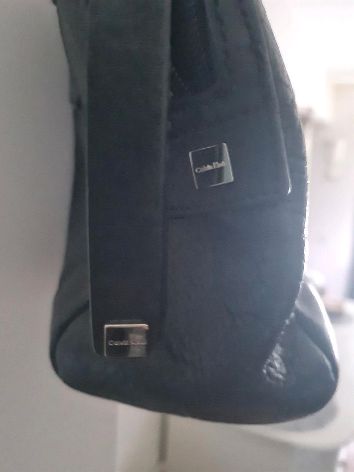 Calvin Klein Schultertasche schwarz Leder 24x40 in Essen