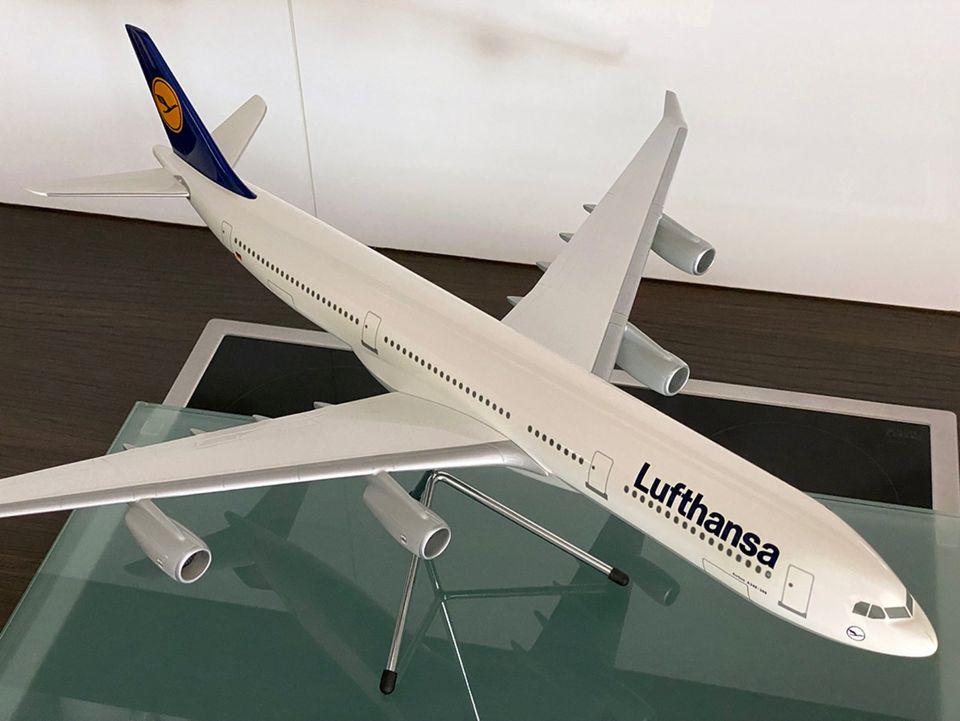 LUFTHANSA Airbus A340 Flugzeugmodell - SPACEMODELS - 1:100 - TOP! in Oberding