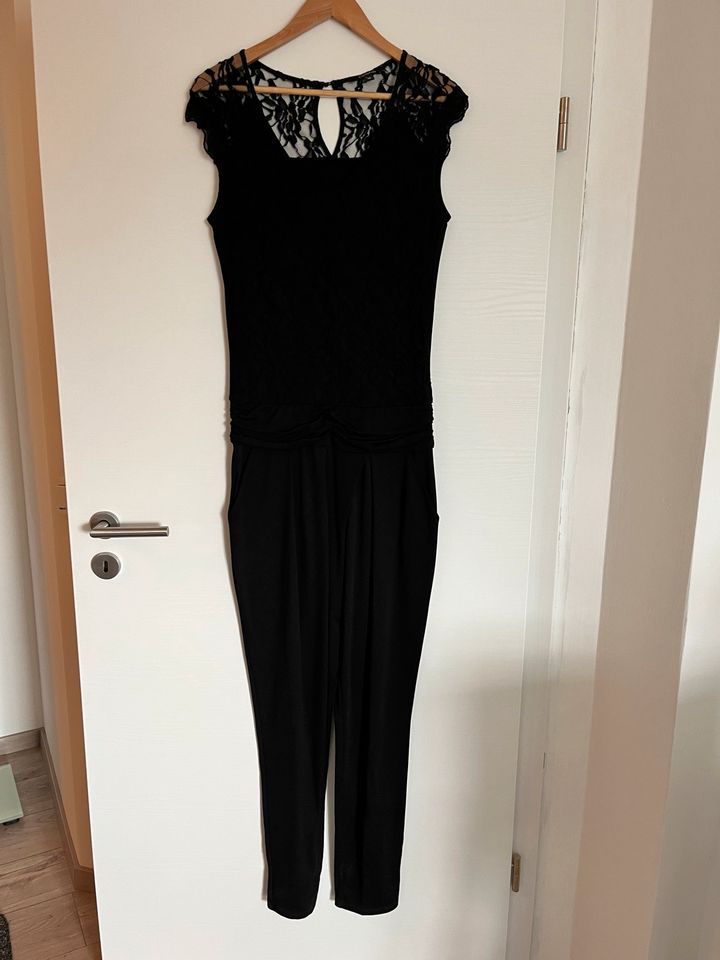 Schwarzer Jumpsuit von Comma mit Spitze, Größe 36 in Wurzen