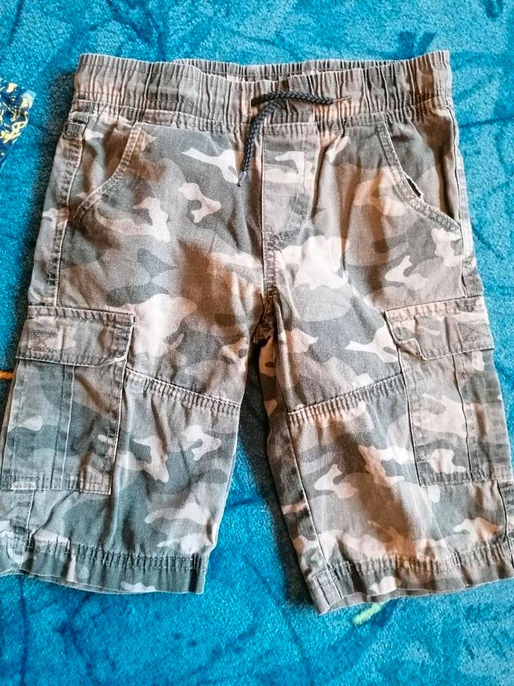 Shorts kurze hose knielang 146 152 grün blau in Kirchdorf a. Inn