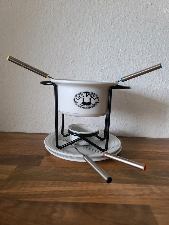 Fondue Set mit Tellern und Fonduegabeln in Essen