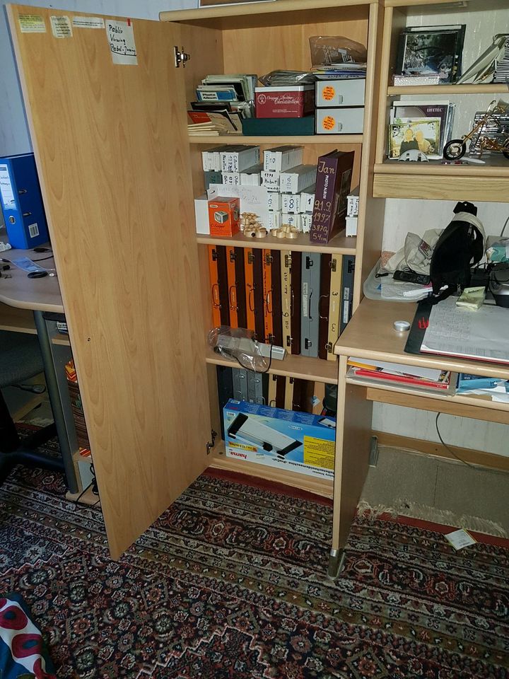 Schreibtisch mit Schrankwand , viel Stauplatz in Bad Driburg