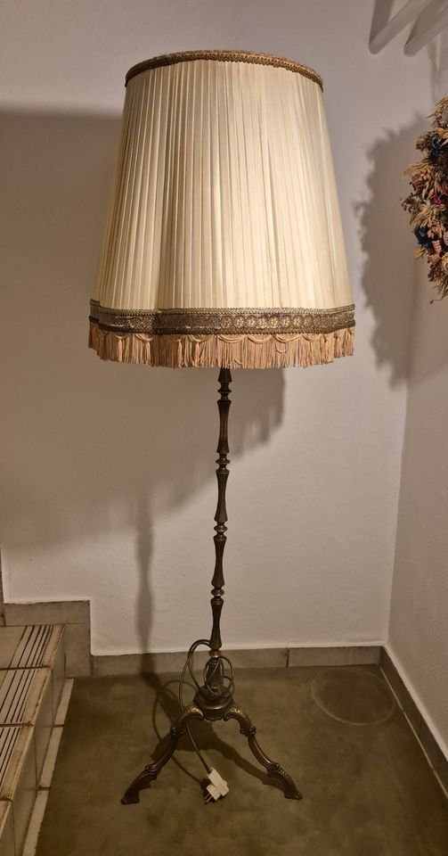 Schöne antike Stehlampe aus Messing mit Stoffschirm in Darmstadt