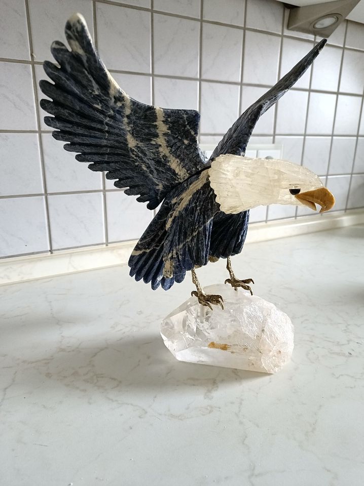 Edelsteinschnitzerei - Adler aus Quarz auf Bergkristall (Einzelst in Essen