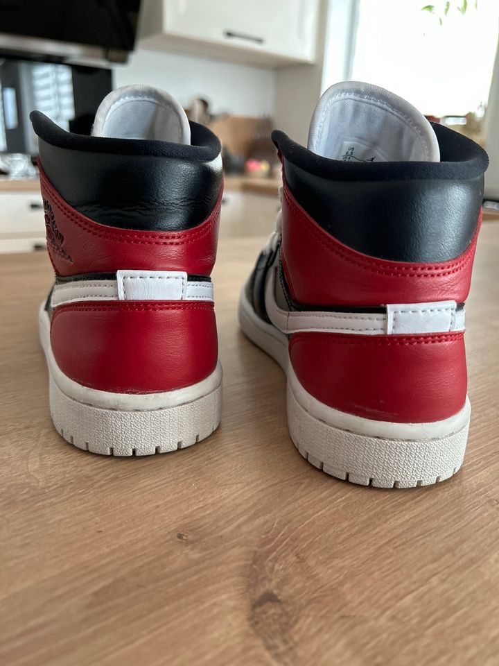 Nike Air Jordan 1 Mid Chicago | EUR 37,5 in Heusweiler