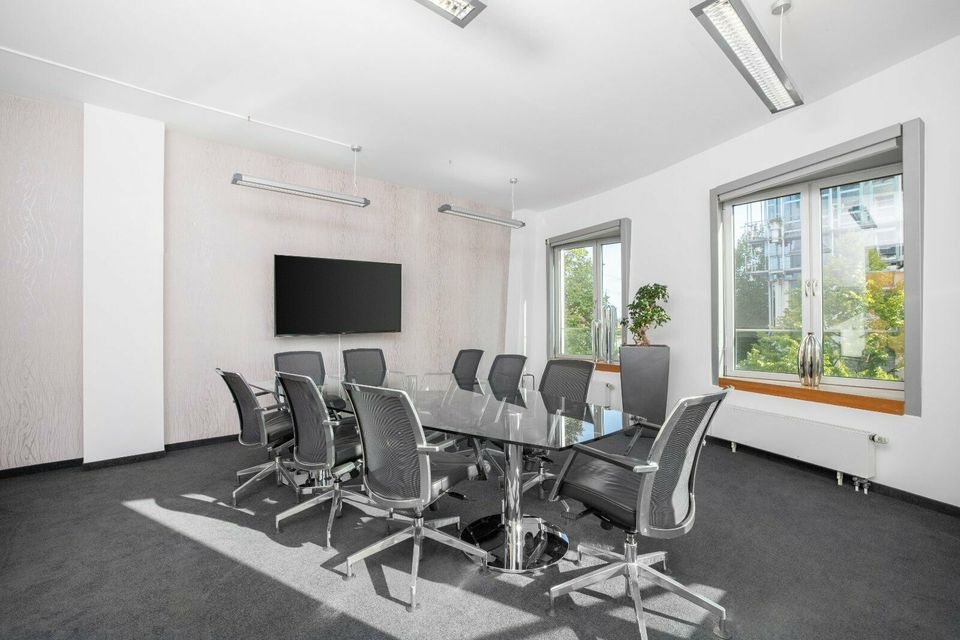 Privater Büroraum für 1 Person in Regus Dusseldorf, Neuer Zollhof in Düsseldorf