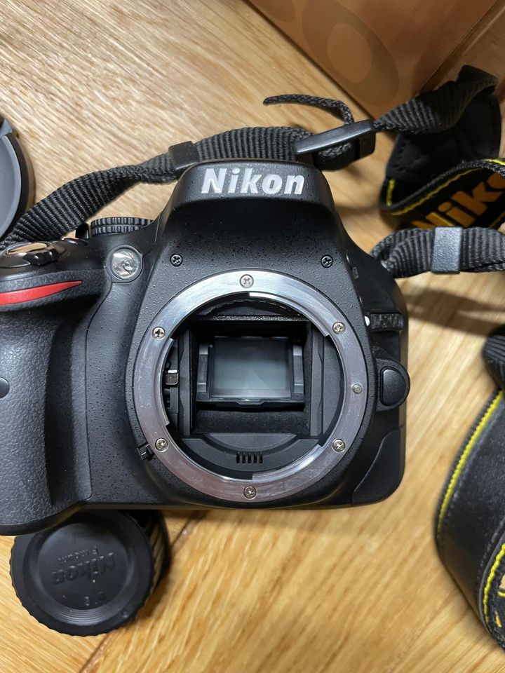 Nikon 5200D inkl. Zubehör in Lamstedt