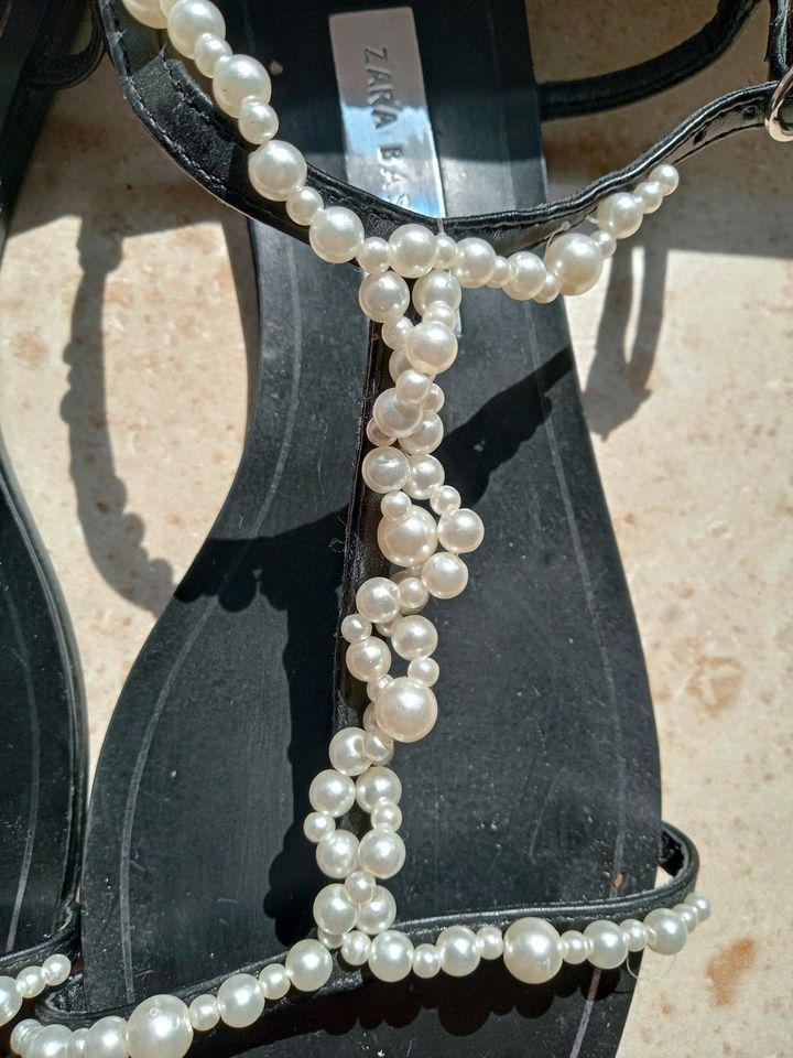 Zara Sandalen schwarz mit Perlen Gr.39 in Garding