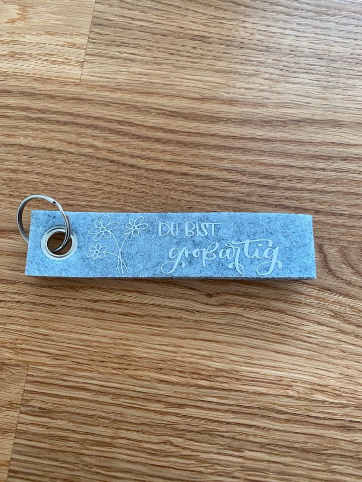 Personalisierte Schlüsselanhänger - hellgrau in Lohmar