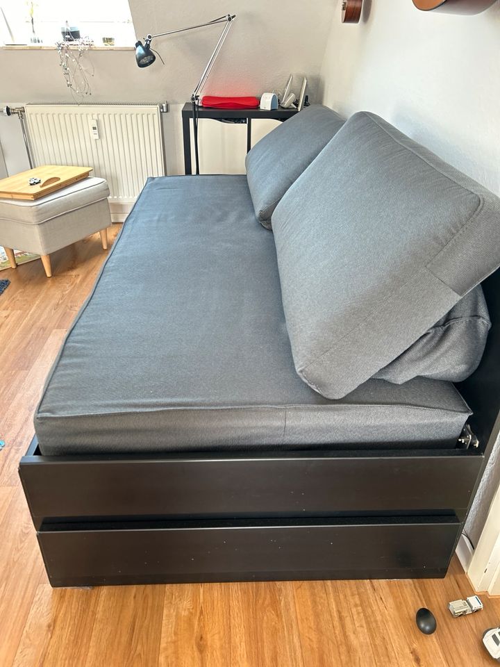 Stapelbett schwarz mit Sofabezug und Kissen in Köln