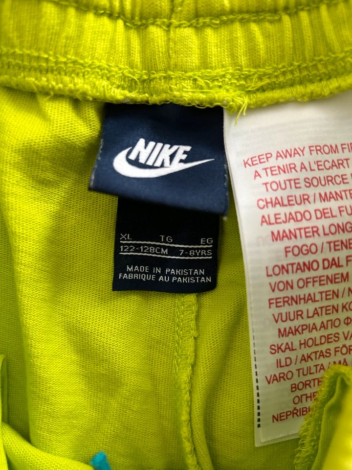 Kurze Nike Shorts Gr. 122/128 in Magdeburg