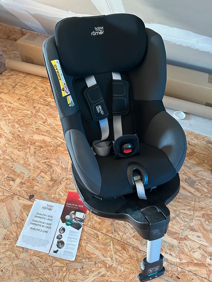 Britax Römer Kindersitz Dualfix 3 i-Size Space Black mit Base in Moringen