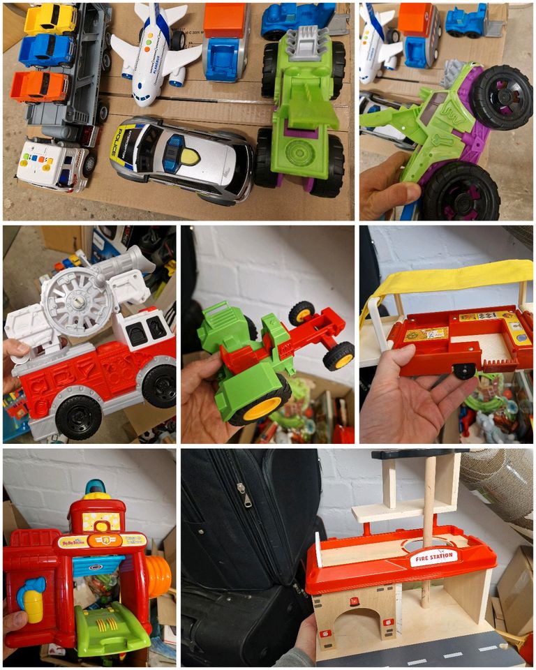 Verschiedene Spielzeuge Autos Fahrzeuge playmobil playdoh in Linnich