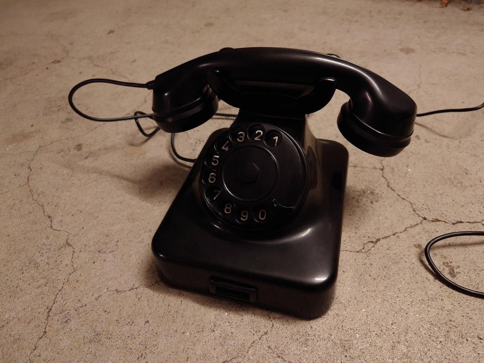 Telefon alt Bakelit schwarz aus 1954 in Stuttgart