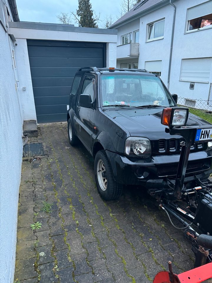 Suzuki Jimny Winterdienst Fahrzeug mit Schneeschild und Streuer in Neckarsulm