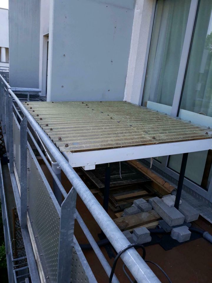 Balkonüberdachung mit verstellter Höhe L - 180 cm x 143 cm in Köln