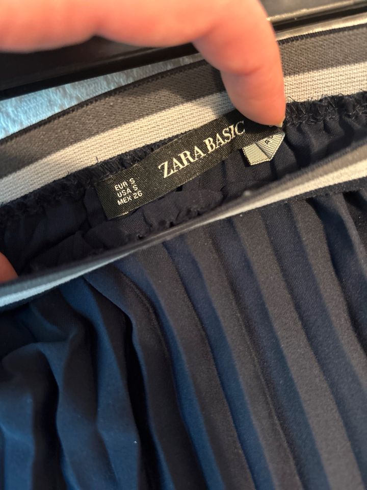 Faltenrock von Zara in Bremen