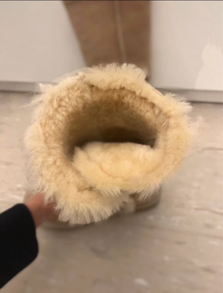 UGG Boots neuwertig in beige/Camel in München