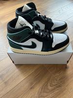 Nike Air Jordan 1 Mid SE Größe 42,5 Grün Schwarz & Weiß Nordrhein-Westfalen - Kerpen Vorschau