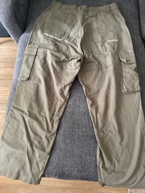 One Piece Zoro Cargohose (Handbestickt und ungetragen) in Berlin