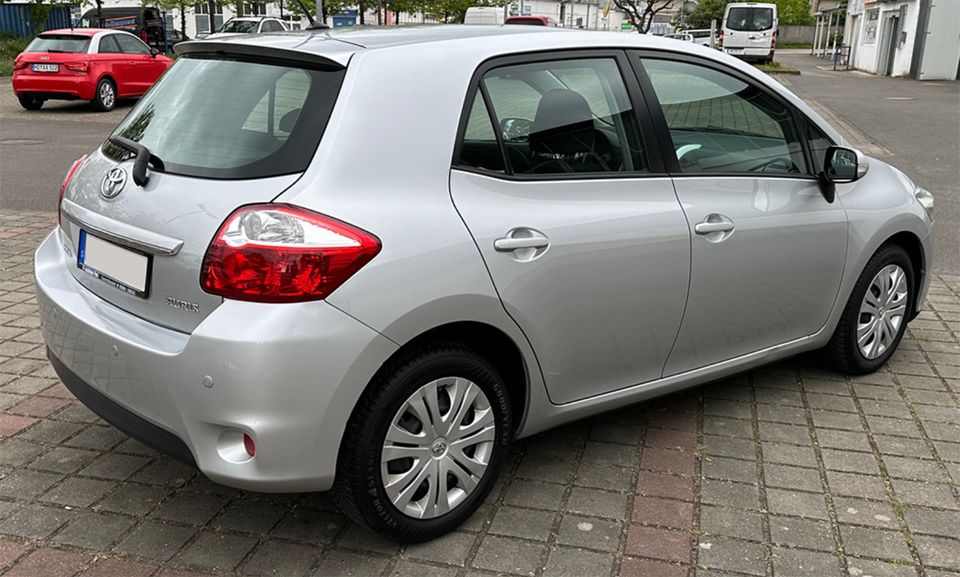 Toyota Auris, Rentnerfhz, 1. Hand, TÜV 2026, 44847 km, Scheckheft in Niederndodeleben