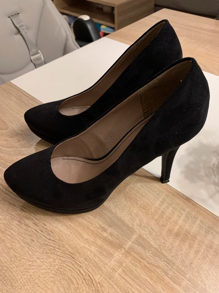 Damenschuhe mit Absatz / Pumps / High heels Gr. 38 in Seebruck