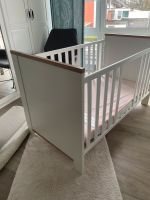 Babybett weiß/holz zu verkaufen inkl. Umbau Kinderbett Nordrhein-Westfalen - Düren Vorschau