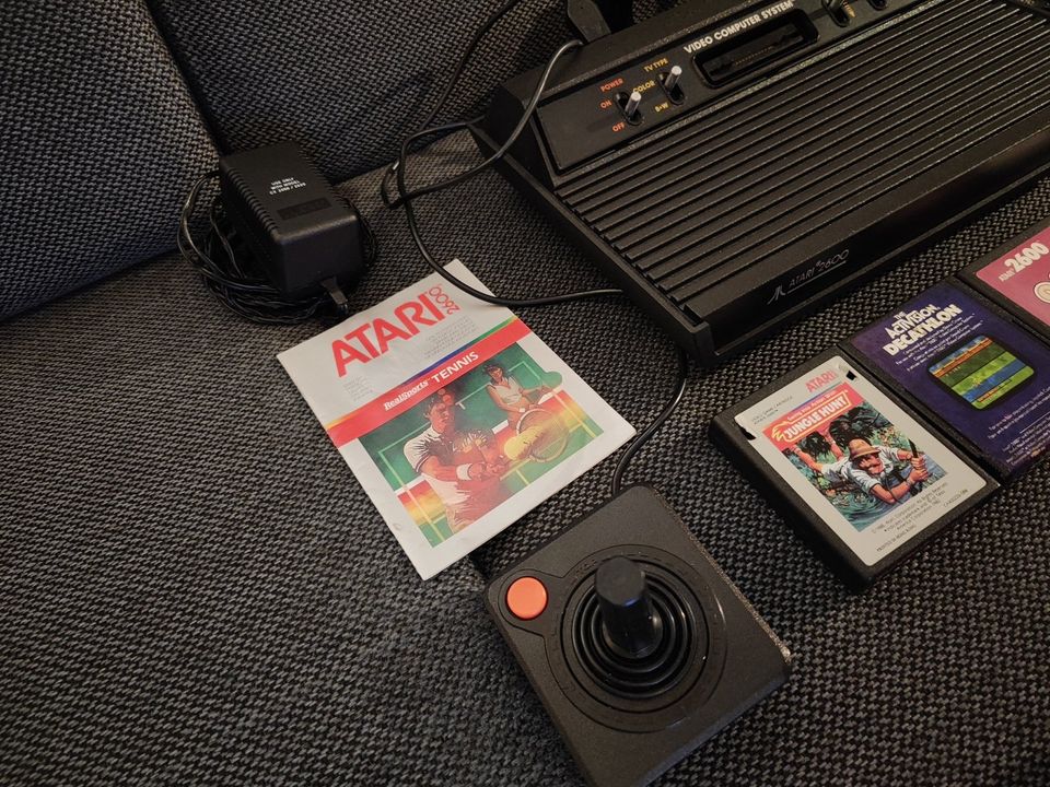 Atari 2600 Umgebaut mit AV MOD Platine + 2 Controller und einige in Passau