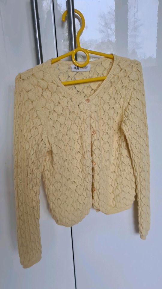 Süße H&M Strickjacke gelb Gr. 110/116 in Hamburg