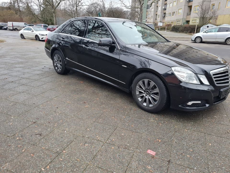 Mercedes w212 Cosmusschwarz sehr Sauber in Berlin