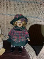 Porzellan-Puppe mit Hut Niedersachsen - Bremervörde Vorschau