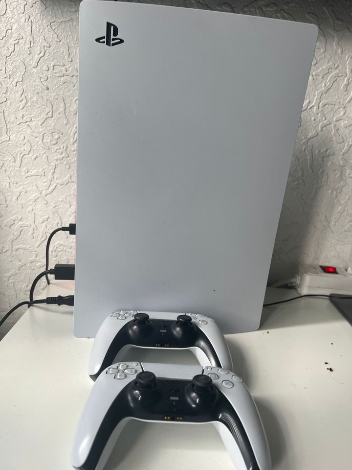 PlayStation 5 mit zwei Controller in Duisburg