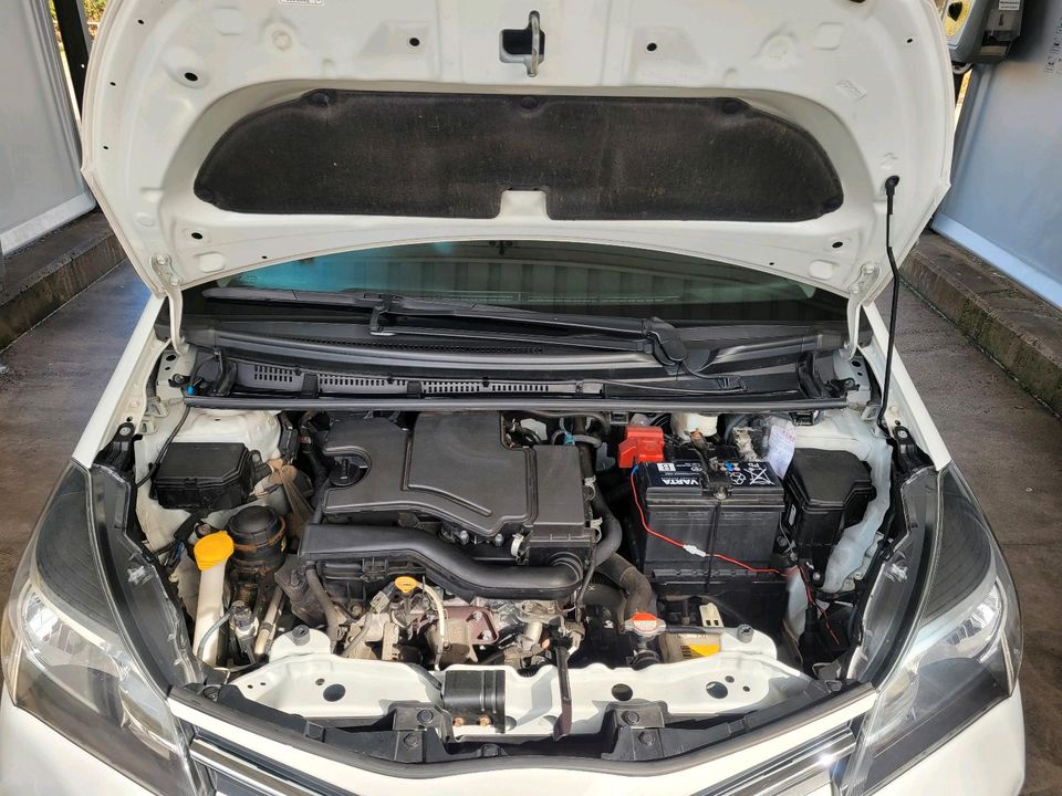 Toyota Yaris 1.0 Liter Benzin Garagenfahrzeug in Oberboihingen