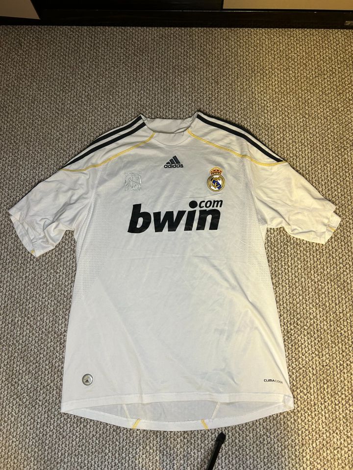 Real Madrid 2009-10 Home Shirt in Köln