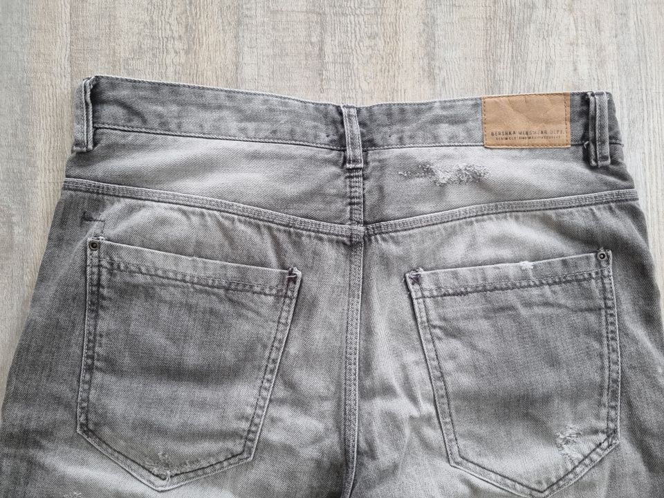 Bershka Shorts Jeans grau Denim Destroyed Größe/Weite 42 in Fulda