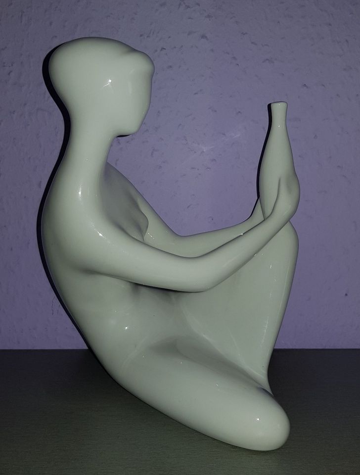 Royal Dux Porzellan Skulptur Frau mit Krug Figur Jitka Forejtova in Lauf a.d. Pegnitz