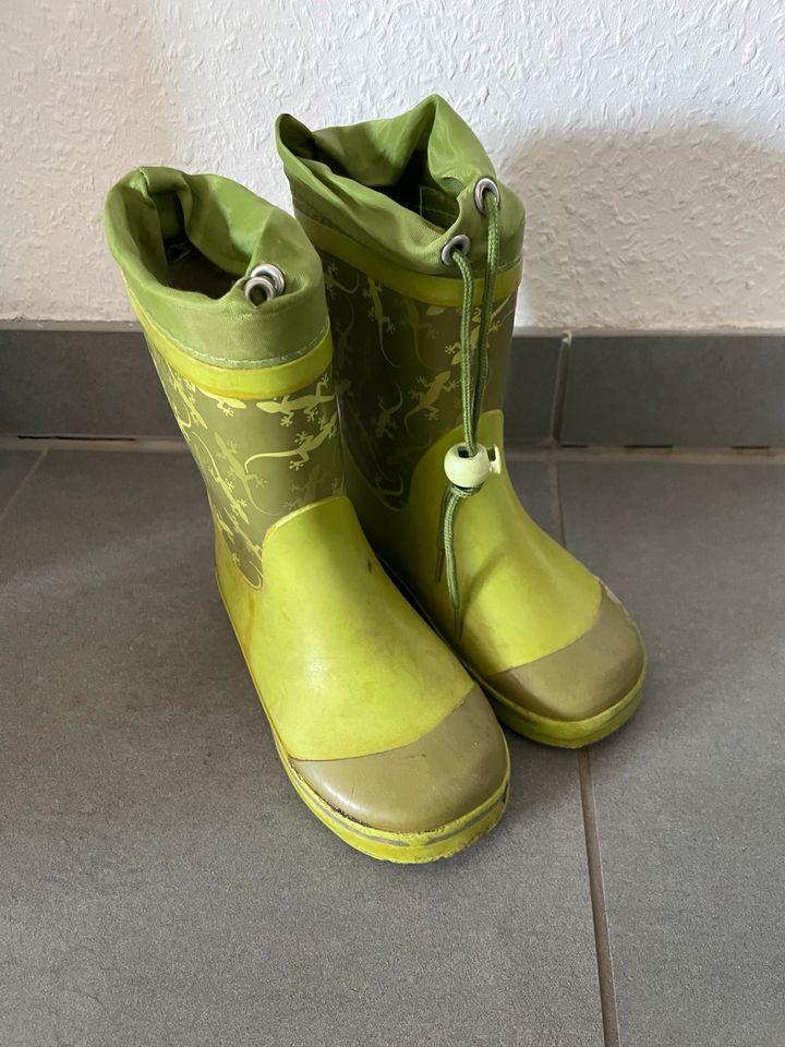 Grüne Gummistiefel Größe 27 mit Eidechsen Motiv in Brandenburg an der Havel