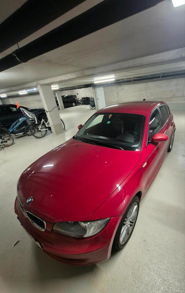BMW 1er Facelift 118i 2.Hand/Leder/LED Griff/Start-Stop/SHZ/ in Allensbach