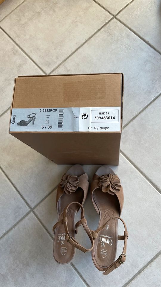 Caprice High Heels 39 Wedges Wildleder Taupe neuwertig in Krefeld