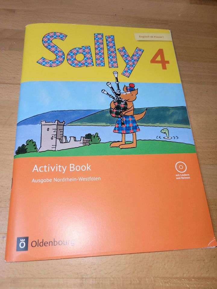 Sally Acrivity book 4 neuwertig unbeschrieben inkl cd in Essen