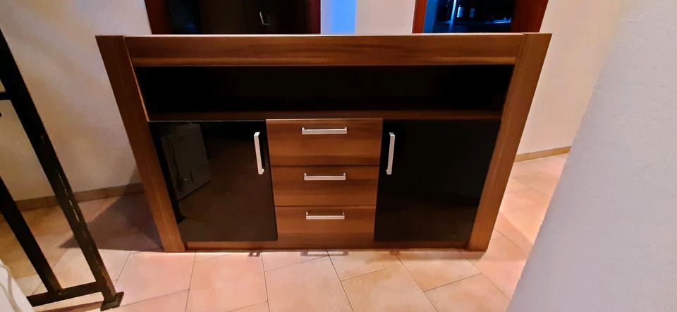 Sideboard Nussbaum/schwarz glänzend, 3 Schubladen, sehr stabil in Jesberg