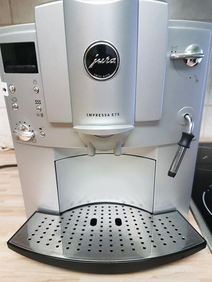 JURA Impressa E75 Kaffeevollautomat ,funktioniert alles ,verliert in Hochborn
